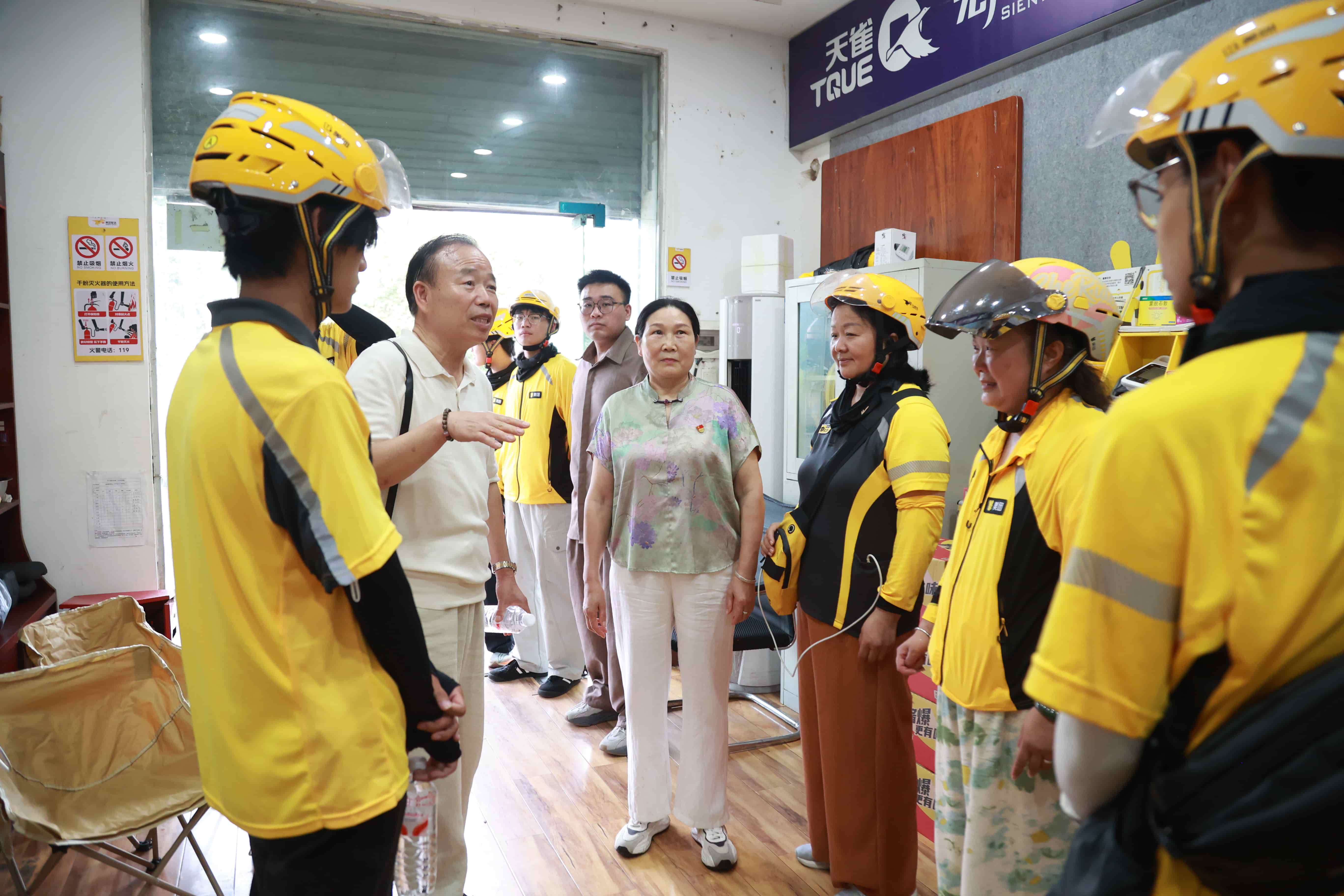 炎夏送清凉 关怀沁人心——中联即送党支部赴平顶山、温县开展夏季慰问骑手活动