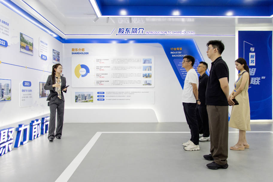 Momenta公司Robovan团队一行莅临中联即送考察交流